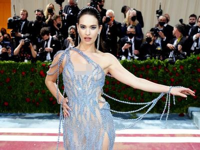 Adu Gaya Artis Pakai Baju Transparan di Red Carpet, Ada yang Jadi Kontroversi
