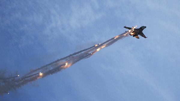 Atraksi Pesawat Tempur Sukhoi Meriahkan Hari Nusantara di Wakatobi