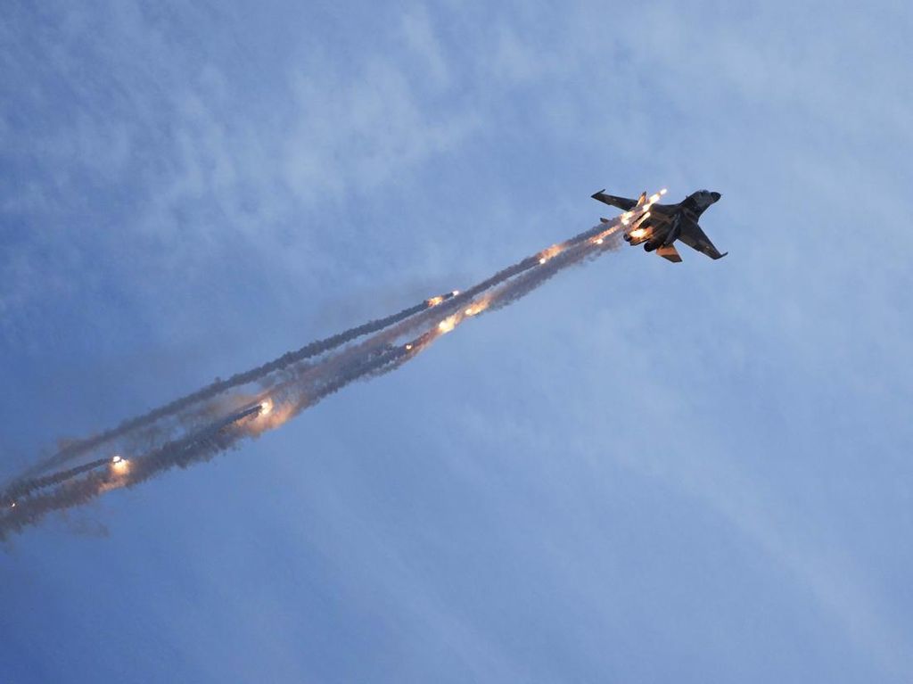 Atraksi Pesawat Tempur Sukhoi Meriahkan Hari Nusantara di Wakatobi Atraksi Pesawat Tempur Sukhoi Meriahkan Hari Nusantara di Wakatobi
