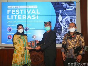 Buku Merekam Jejak Budaya Osing Kemiren Dukung Pariwisata Banyuwangi Buku Merekam Jejak Budaya Osing Kemiren Dukung Pariwisata Banyuwangi
