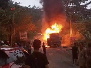Bus Bawa Rombongan Anggota DPRD Kuansing Terbakar di Sawahlunto