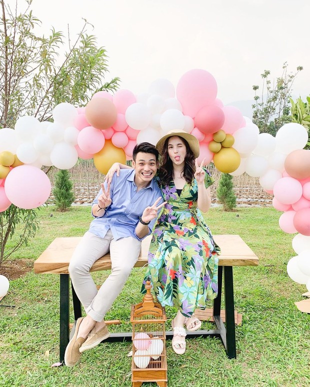 Chelsea Islan dan Rob Clinton tampil Colorful/Sumber: IG @chelseaislan Chelsea Islan dan Rob Clinton tampil Colorful/Sumber: IG @chelseaislan