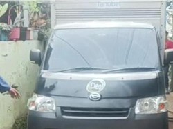 Mobil Boks Terperosok di Perkampungan Bogor, Akses Warga Sempat Tertutup