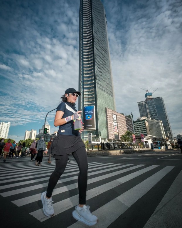 Dian Sastro saat berlari di tengah kota/Sumber: IG @therealdisastr