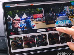 Nggak Ada Takutnya! Pemotor Lawan Arah di Depan Mobil Polisi Nggak Ada Takutnya! Pemotor Lawan Arah di Depan Mobil Polisi