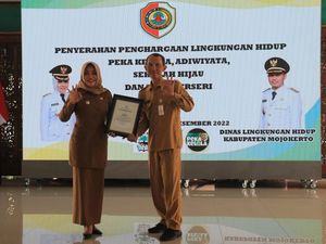 Bupati Mojokerto Sabet Penghargaan Nirwasita Tantra dari KLHK