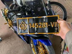 Nekat! Pengendara Motor Pakai Pelat Dinas Polisi Palsu di Jaksel
