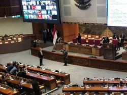 Disahkan Jadi Panglima TNI, Laksamana Yudo Hormat di Depan Anggota DPR