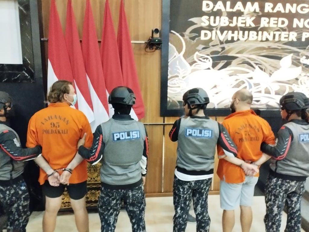 Dikawal Polri, 2 Buron Interpol Ditangkap di Bali Dipulangkan ke Ceko