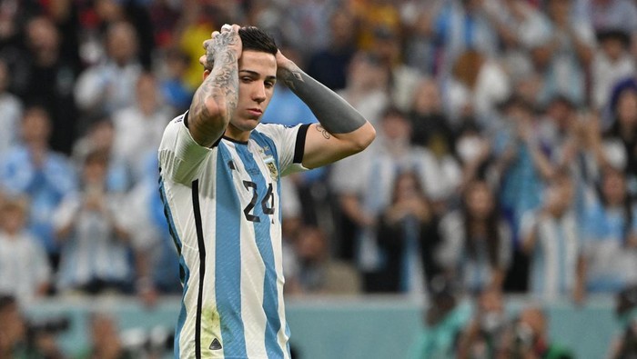 Argentinas midfielder #24 Enzo Fernandez reacts after missing his shot during the penalty shoot-out after extra-time of the Qatar 2022 World Cup quarter-final football match between Netherlands and Argentina at Lusail Stadium, north of Doha, on December 9, 2022. (Photo by Alberto PIZZOLI / AFP) (Photo by ALBERTO PIZZOLI/AFP via Getty Images)