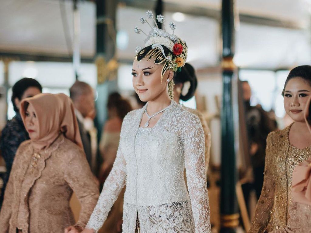 Kata Erina Gudono soal Iriana Jokowi yang Asyik Foto dengan Bestie Kata Erina Gudono soal Iriana Jokowi yang Asyik Foto dengan Bestie