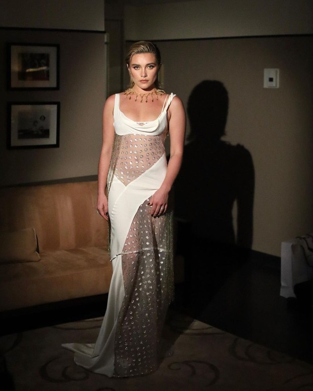 Foto: instagram.com/florencepugh Florence Pugh pakai gaun Victoria Beckham/