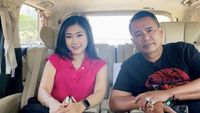 Gaya Nongkrong Hotman Paris Saat Ngopi dan Ngemil Bareng Bodyguard Baru