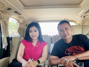 Gaya Nongkrong Hotman Paris Saat Ngopi dan Ngemil Bareng Bodyguard Baru