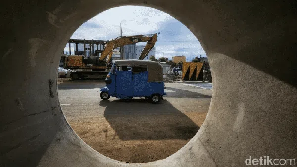 Hati-hati! Proyek Gorong-gorong di Gunung Sahari Bikin Jalan Menyempit