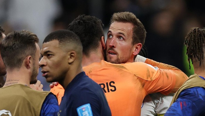 AL KHOR, QATAR - DECEMBER 10: Harry Kane of England is consoled by Hugo Lloris of France after the FIFA World Cup Qatar 2022 quarter final match between England and France at Al Bayt Stadium on December 10, 2022 in Al Khor, Qatar. (Photo by Eddie Keogh - The FA/The FA via Getty Images)