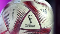 Laga semifinal dan final Piala Dunia Qatar 2022 juga menggunakan bola khusus yang dilengkapi teknologi sensor IMU (Inertial Measurement Unit) di dalamnya yang mendukung pengambilan keputusan lebih cepat dan akurat. Bola yang diluncurkan Adidas itu bernama Al Hilm yang artinya mimpi. Al Hilm didesain dengan warna dasar emas bertekstur yang menampilkan pola segitiga halus. Corak tersebut terinspirasi dari padang pasir yang berkilauan di sekitar kota Doha, warna trofi Piala Dunia, serta pola bendera Qatar. Mark Metcalfe/FIFA/Getty Images