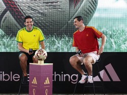 Legenda FIFA Kaka dari Brasil dan Iker Casillas dari Spanyol berbicara di atas panggung tentang Adidas Official Finals Match Ball Al Hilm selama Adidas Match Ball Unveiling di Al Bidda Park di Doha, Qatar, Minggu, (11/12/2022). Katelyn Mulcahy/FIFA/Getty Images