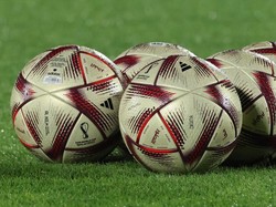 Bola Al Hilm menyertakan teknologi Adidas Connected Ball yang sebelumnya ada di Al Rihla. Ada sensor IMU (Inertial Measurement Unit) di dalam bola yang mendukung pengambilan keputusan lebih cepat dan akurat. Jack Guez/AFP/Getty Images  