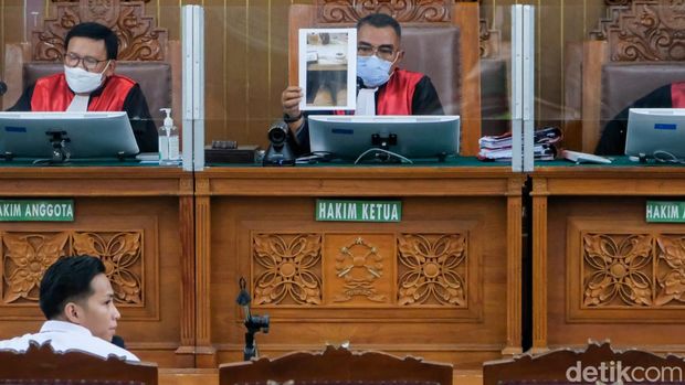 Richard Eliezer menyerahkan foto yang diklaim menunjukkan kaki Ferdy Sambo saat dijanjikan uang usai menembak Brigadir J. Ini hasil foto yang dijepret Eliezer.