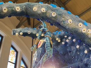 Alex Abbad Bawa Kisah Avatar: The Way of Water ke Instalasi Botol Bekas Alex Abbad Bawa Kisah Avatar: The Way of Water ke Instalasi Botol Bekas