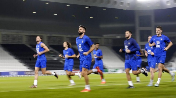 Intip Latihan Timnas Prancis Jelang Duel Lawan Maroko French soccer team player practise during a training session at the Jassim Bin Hamad stadium in Doha, Qatar, Monday, Dec. 12, 2022. France will play against Morocco during their World Cup semifinal soccer match on Dec. 14. (AP Photo/Christophe Ena)
