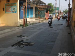 Awas! Granit di Jalan Menara Kudus Banyak yang Lepas-Berlubang Awas! Granit di Jalan Menara Kudus Banyak yang Lepas-Berlubang