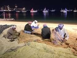 Perahu-perahu di pantai Katara mengibarkan bendera negara-negara yang lolos semifinal Piala Dunia 2022.  