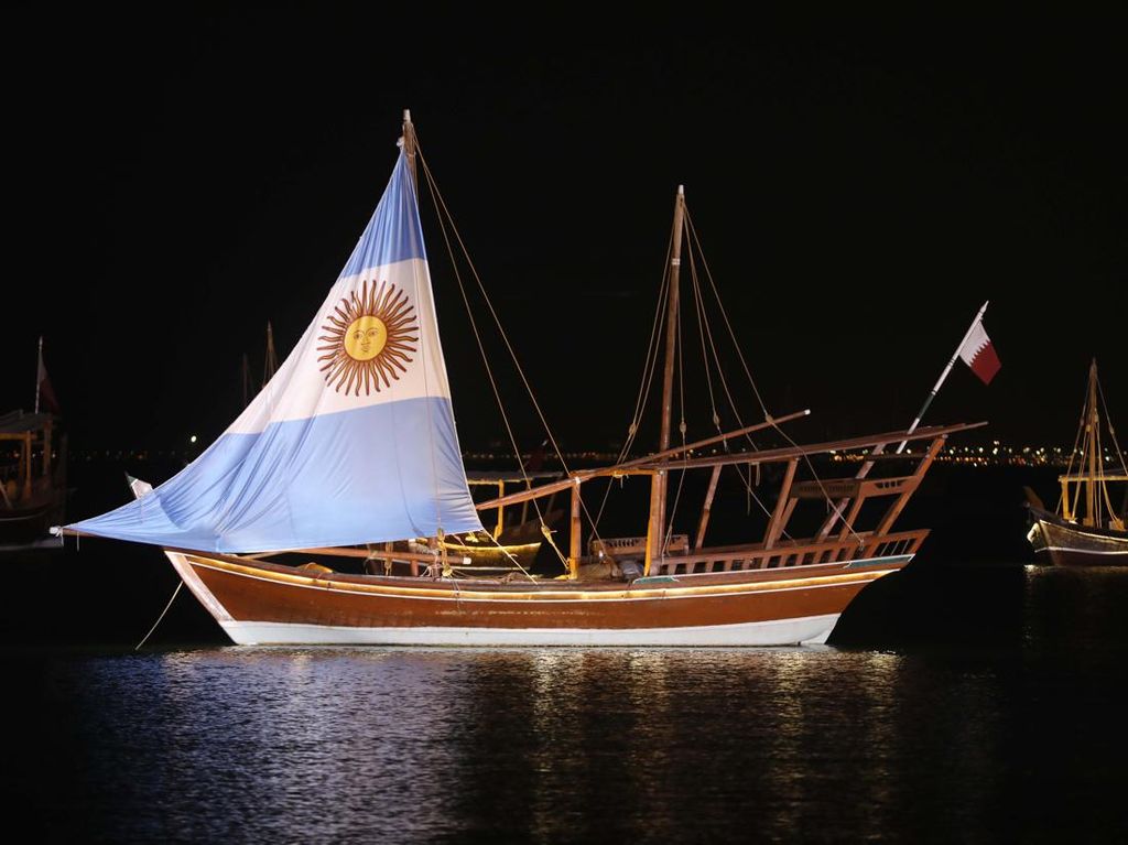 Jelang Semifinal, Perahu di Doha Kibarkan Bendera Argentina hingga Prancis
