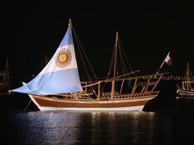 Jelang Semifinal, Perahu di Doha Kibarkan Bendera Argentina hingga Prancis