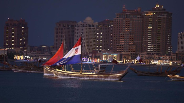 Jelang Semifinal, Perahu di Doha Kibarkan Bendera Argentina hingga Prancis DOHA, QATAR - DECEMBER 12: Ships are seen with Croatia and Morocco flags at Katara beach as FIFA World Cup Qatar 2022 continues in Doha, Qatar on December 12, 2022. (Photo by Ashraf Amra/Anadolu Agency via Getty Images)
