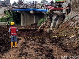 Visual 360: Amblesnya Bahu Jembatan Pamuruyan di Sukabumi Visual 360: Amblesnya Bahu Jembatan Pamuruyan di Sukabumi