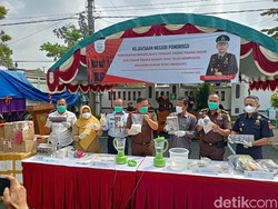Kejari Ponorogo Blender Barang Bukti Narkoba hingga Palu Ponsel