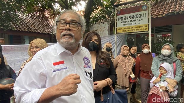 Ketua Komnas PA Arist Merdeka Sirait dan Ketua Komnas PA Jakarta Cornelia Agatha menemui wali murid SDN Pondok Cina 1. (Devi Puspitasari/detikcom)
