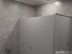 Penampakan Kloset Nyeleneh Malang Creative Center di Luar Bilik Kamar Mandi Penampakan Kloset Nyeleneh Malang Creative Center di Luar Bilik Kamar Mandi