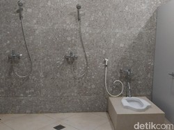 Nyeleneh! Kloset Malang Creative Center Dibangun di Luar Bilik Kamar Mandi