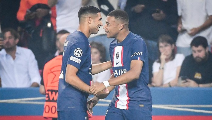 PARIS, FRANCE - SEPTEMBER 06: Kylian MBAPPE of PSG celebrate his goal with Achraf HAKIMI of PSG   during the UEFA Champions League group H match between Paris Saint-Germain and Juventus at Parc des Princes on September 6, 2022 in Paris, France. (Photo by Matthieu Mirville/DeFodi Images via Getty Images)