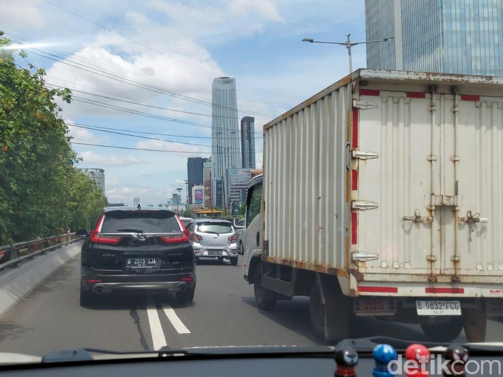 Tol Dalam Kota Jakarta Arah Slipi Macet di Semanggi