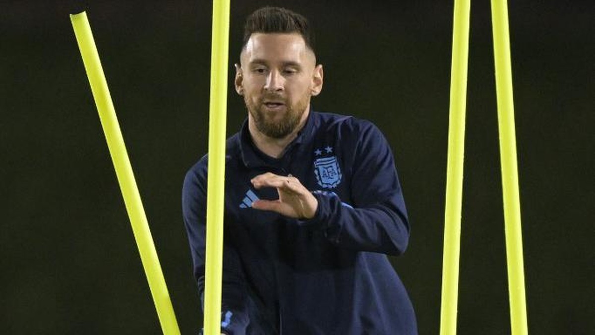 Lionel Messi di sesi latihan Argentina jelang melawan Kroasia di semifinal Piala Dunia 2022. (Foto: JUAN MABROMATA / AFP)