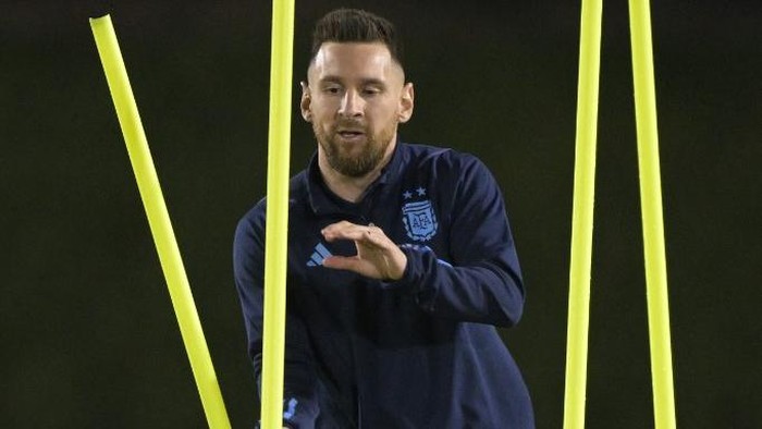 Argentinas forward Lionel Messi takes part in a training session at Qatar University in Doha on December 12, 2022, on the eve of the Qatar 2022 World Cup semi final football match between Argentina and Croatia. (Photo by JUAN MABROMATA / AFP)