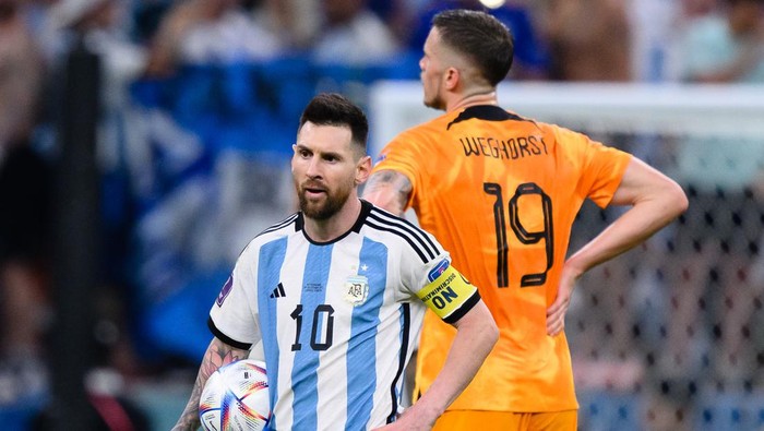 LUSAIL CITY, QATAR - DECEMBER 09: Lionel Messi of Argentinia (L) and Wout Weghorst of Netherlands (R) waiting during the FIFA World Cup Qatar 2022 quarter final match between Netherlands and Argentina at Lusail Stadium on December 09, 2022 in Lusail City, Qatar. (Photo by Markus Gilliar - GES Sportfoto/Getty Images)