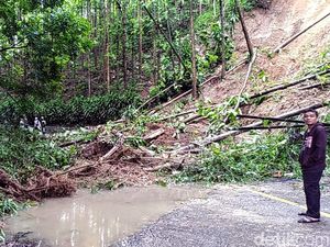 Longsor Tutup Jalur Utama Menuju Palabuhanratu Sukabumi