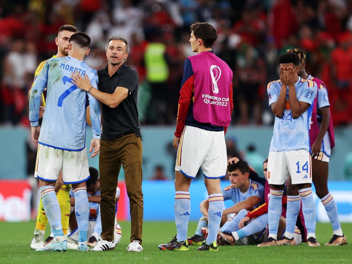 Luis Enrique dan pemain Timnas Spanyol usai tersingkir dari Piala Dunia 2022. (Foto: Julian Finney/Getty Images)