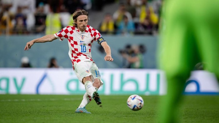 AL RAYYAN, QATAR - DECEMBER 09: Luka Modric of Croatia scores a penalty during the FIFA World Cup Qatar 2022 quarter final match between Croatia and Brazil at Education City Stadium on December 09, 2022 in Al Rayyan, Qatar. (Photo by Marvin Ibo Guengoer - GES Sportfoto/Getty Images)