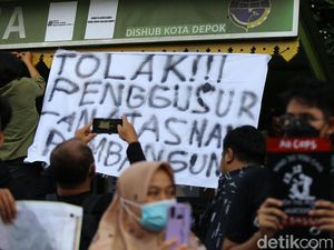 Wajah SDN Pocin 1 yang Penuh Tulisan Protes Wajah SDN Pocin 1 yang Penuh Tulisan Protes