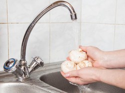 Wajib Diperhatikan! 7 Makanan yang Boleh Dicuci dan Tak Boleh Dicuci