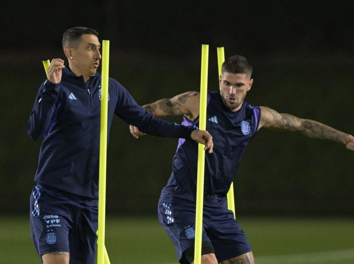 Argentina's midfielder Angel Di Maria (L) and Argentina's midfielder Rodrigo De Paul take part in a training session at Qatar University in Doha on December 12, 2022, on the eve of the Qatar 2022 World Cup semi final football match between Argentina and Croatia. (Photo by JUAN MABROMATA / AFP) (Photo by JUAN MABROMATA/AFP via Getty Images)