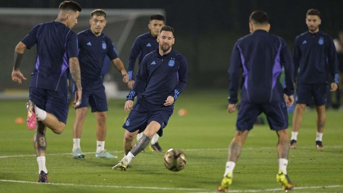 Melihat Latihan Messi Cs Jelang Hadapi Kroasia di Semifinal Piala Dunia 2022 Argentina's forward Lionel Messi (C) takes part in a training session at Qatar University in Doha on December 12, 2022, on the eve of the Qatar 2022 World Cup semi final football match between Argentina and Croatia. (Photo by JUAN MABROMATA / AFP) (Photo by JUAN MABROMATA/AFP via Getty Images)