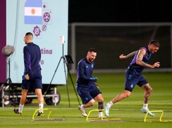 Lionel Messi (tengah) saat sesi latihan di Qatar University Training. Argentina lolos ke semifinal Piala Dunia 2022 usai menyingkirkan Belanda lewat adu penalti. Kroasia juga harus melewati adu penalti untuk menyisihkan Brasil. Nick Potts/PA Images/Getty Images  