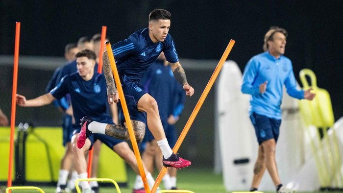 Melihat Latihan Messi Cs Jelang Hadapi Kroasia di Semifinal Piala Dunia 2022 DOHA, QATAR - DECEMBER 12: Enzo Fernandez of Argentina during the Argentina Training Session at on December 12, 2022 in Doha, Qatar. (Photo by Sebastian Frej/MB Media/Getty Images)